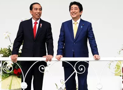 Photo of Jokowi Bertemu PM Abe Jelang KTT ASEAN di Manila