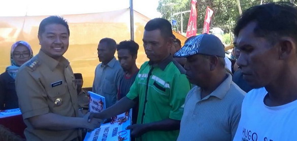 walikota kendari menyerahkan bantuan kepada nelayan di Kecamatan nambo.