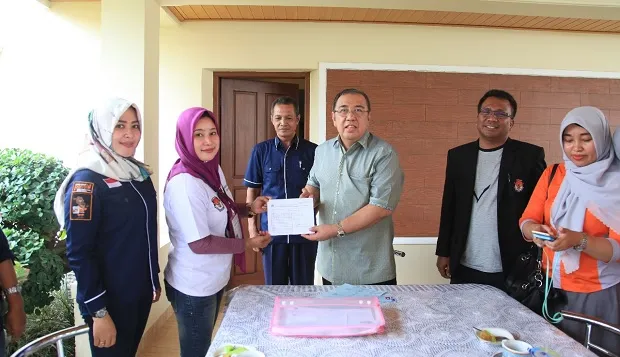 Ketgam: Panitia Pemutakhiran Data Pemilih (PPDP) Kelurahan Korumba saat menyerahkan bukti pendaftaran pemilih pemilihan Gubernur Sultra tahun 2018 kepada calon Gubernur Sultra Asrun didampingi Komisioner KPU dan PPK Kecamatan Mandonga.
