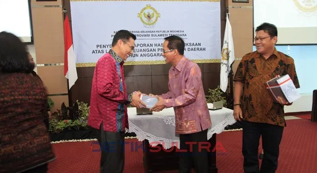 kepala bpk perwakilan sultra hermanto menyerahkan laporan keuangan pemerintah kota kendari kepada plt walikota kendari sulkarnain