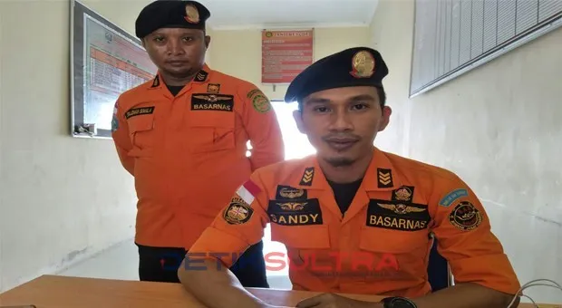 foto ini adalah foto pelaksana harian sar wakatobi yang memberikan keterangan pers kepada wartawan tentang proses pencarian nelayan yang hilang di perairan wakatobi