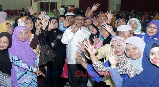 Rusda Mahmud berfoto bersama tim sukses saat acara buka puasa bersama