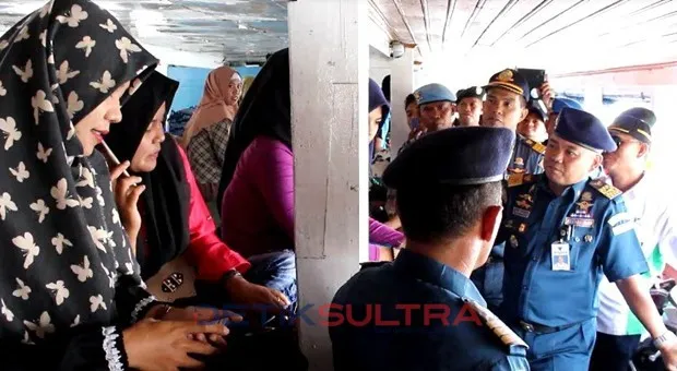 syahbandar kendari melakukan pemeriksaan kapal yang akan membawa penumpang mudik