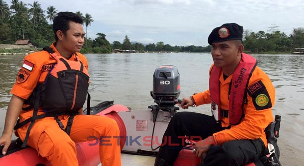 Tim SAR Kendari melakukan pencarian korban aji saka yang hilang di sungai pohara