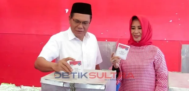 Ahmad Safei dan Istri Lagi Mencoblos
