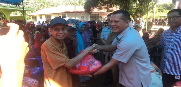 General Manager PT ANTAM UBPN Pomalaa menyerahkan bantuan sembako gratis kepada masyarakat pomalaa