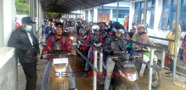 Antrian Pemudik di Pelabuhan Torobulu
