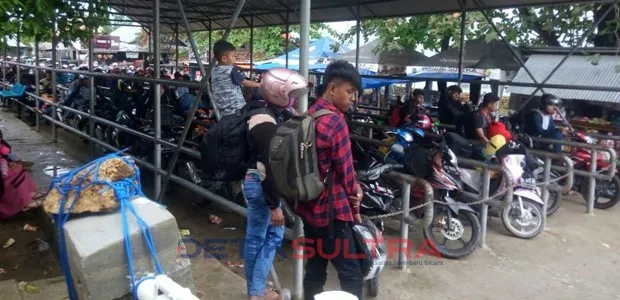 Antrian Sepeda Motor di Pelabuhan Tampo