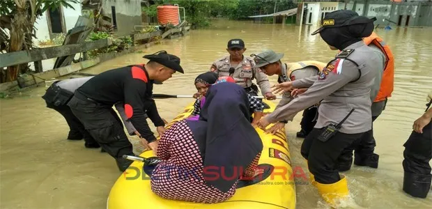 Hugua dan Istri Menyalurkan Hak Pilihnya