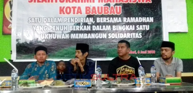 Foto AS Tamrin Silaturahim dengan mahasiswa baubau