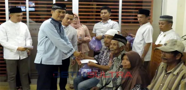 penyerahan santunan kepada para kaum duafa di kolaka