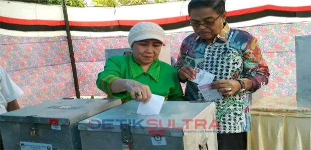 Calon Walikota Baubau Maasara manarfa dan suami lagi di TPS