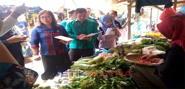 Tim Dinas Ketahanan Pangan Kota Kendari Memantau Ketersediaan Stok Pangan di Pasar