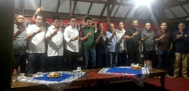 Hugua Foto Bersama TIm Pemenangan Berkah