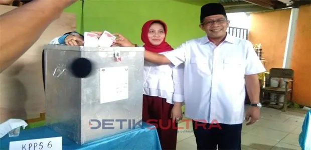Hugua dan Istri Menyalurkan hak pilihnya