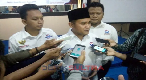 ketua dpd partai perindo sultra jaffray bittikaka saat diwawancarai awak media di kendari