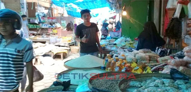 Pedagang sembako di pasar kaloko buton