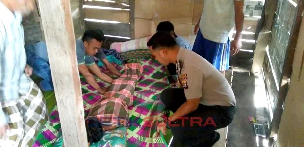 Jenazah Reflin saat tiba di rumah duka
