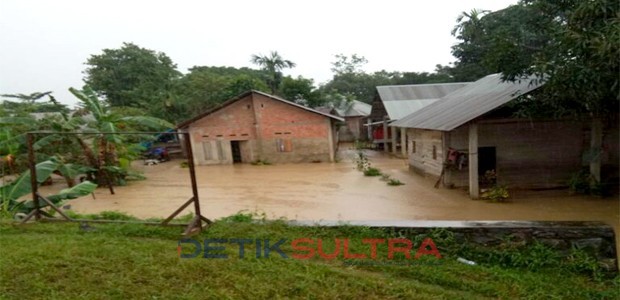 Rumah Warga Bantaran Sungai Wanggu Kebanjiran