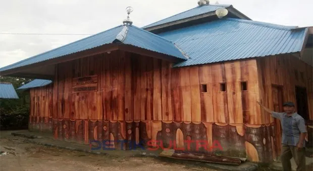 masjid unik yang dindingnya bermotif kayu jati di konda konsel
