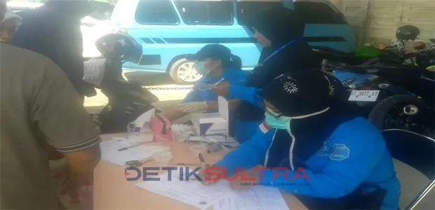 Petugas BNN Kota Kendari saat memeriksa urine para supir angkutan