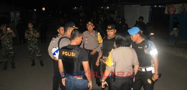 Kapolres Baubau memimpin pengamanan bentrokan di baubau