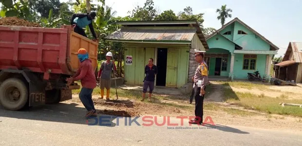 Foto Satlantas Perbaiki Jalan