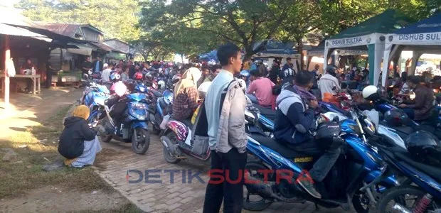 Antrian Sepda Motor di Pelabuhan Torobulu