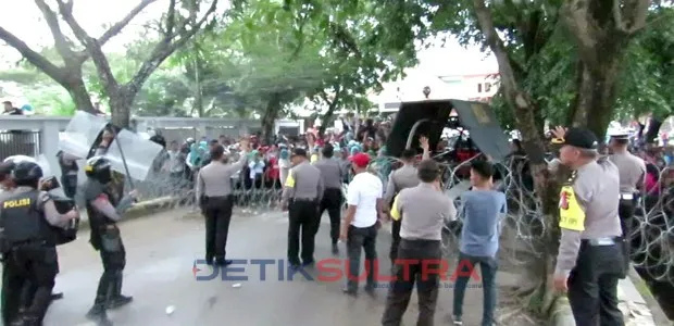 Unjuk Rasa Pendukung Cabup KOlaka Berani-SB