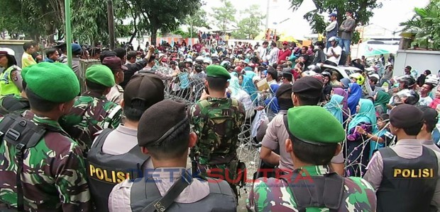 Suasana Demonstrasi pendukung Berasni-SB di Kantor Panwas Kolaka