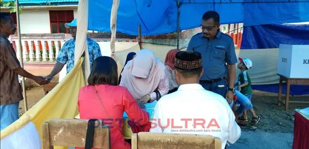 Wabup Buteng La Ntau saat melakukan pemcoblosan di TPS