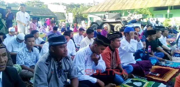 Warga Kampung Salo Salat Ied di antara mobil tank