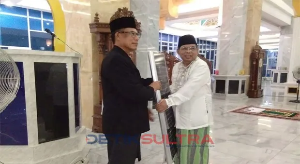 asisten i pemprov sultra syarifuddin safaa menyerahkan secara simbolis bantuan lampu jalan kepada pengurus masjid al -alam