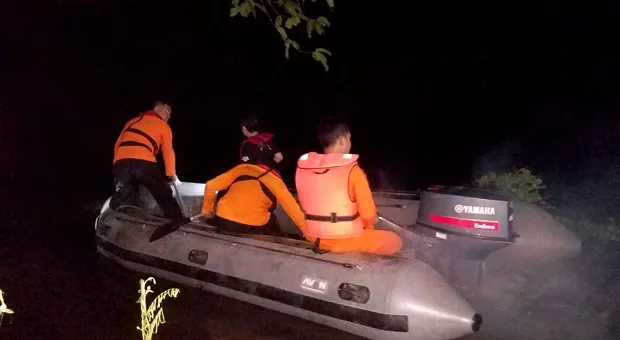basarnas melakukan pencarian korban yang tenggelam di sungai lahambuti