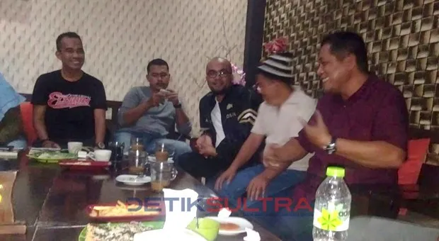 hugua menggelar konferensi pers di salah satu warung kopi