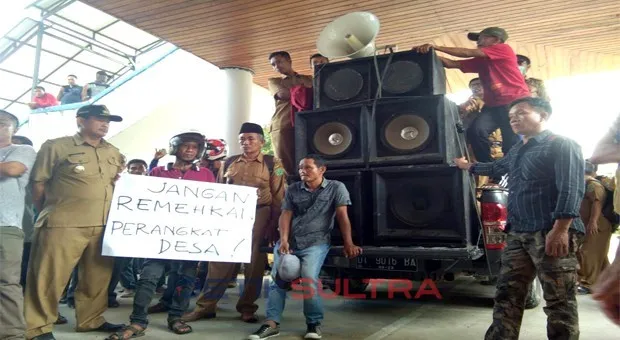 Foto Kepala desa di konawe demo tuntut gaji yangbleum dibayar