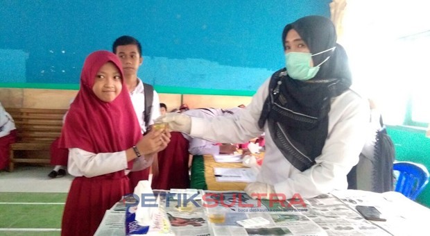 calon siswa baru madrasah tsanawiyah kendari melakukan tes urine