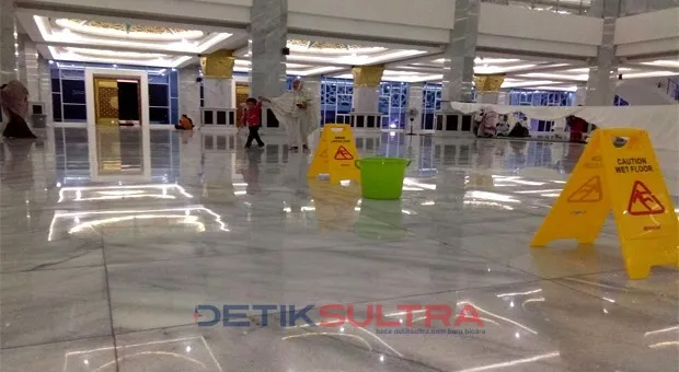 lantai masjid al alam kendari yang basah karena atap masjid yang bocor