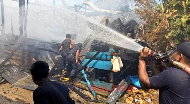 petugas pemadam kebakaran berjibaku memadamkan api