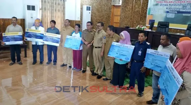 bupati wakatobi arhawi menyerahkan bantuan kapal kepada nelayan wakatobi