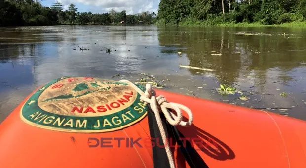 perahu tim sar menyusuri sungai pohara untuk mencari korban hilang