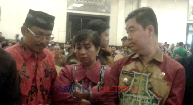 pj gubernur sultra teguh setyabudi bersama pj sekda sultra isma dalam suatu acara