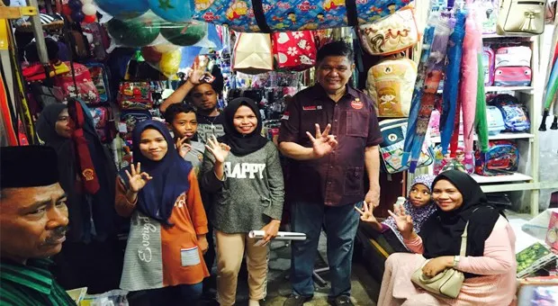 Cawagub nomor urut 3 sjafei kahar saat kampanye blusukan ke pasar