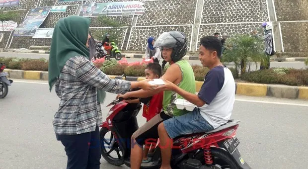 kpu kolaka berbagi takjil kepada pengguna jalan sekalian sosialisai partisipasi pemilih