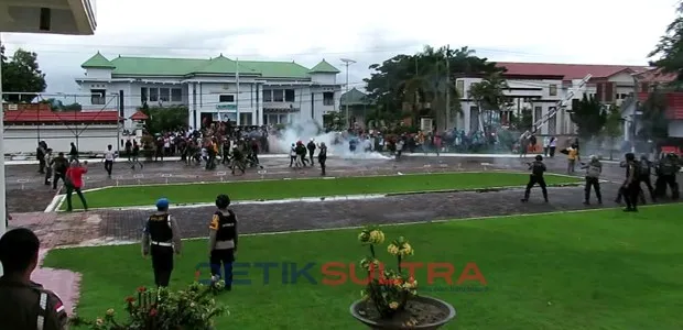 Unjuk Rasa di Depan Kantor Bupati Kolaka