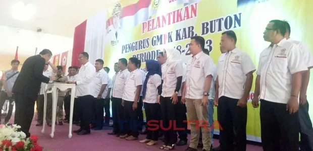 Ketua GMPK Pusat, Bibit Samad Rianto, saat menandatangani SK pengurus GMPK Buton.