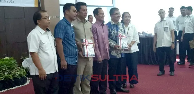 Bupati Butur Abu Hasan menerima penghargaan WTP