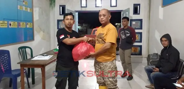 Peneyerahan bantuan korban banjir kepada camat sampara