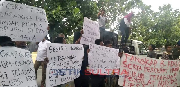 Komppak saat melakukan orasi di depan kantor Bupati Wakatobi