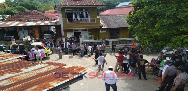 Aksi demonstran menolak tenaga kerja asing di Kelurahan Kassilampe, Kendari.